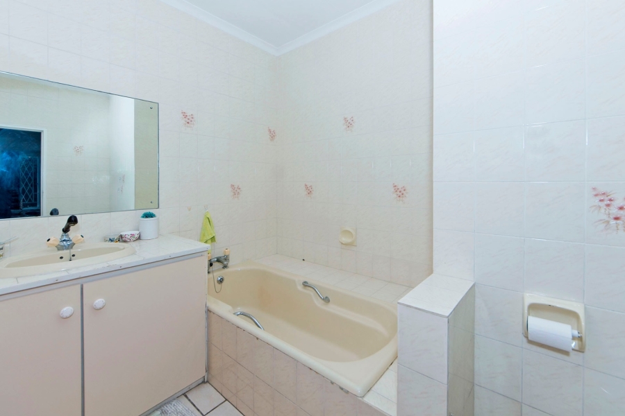 3 Bedroom Property for Sale in Leisure Isle Western Cape